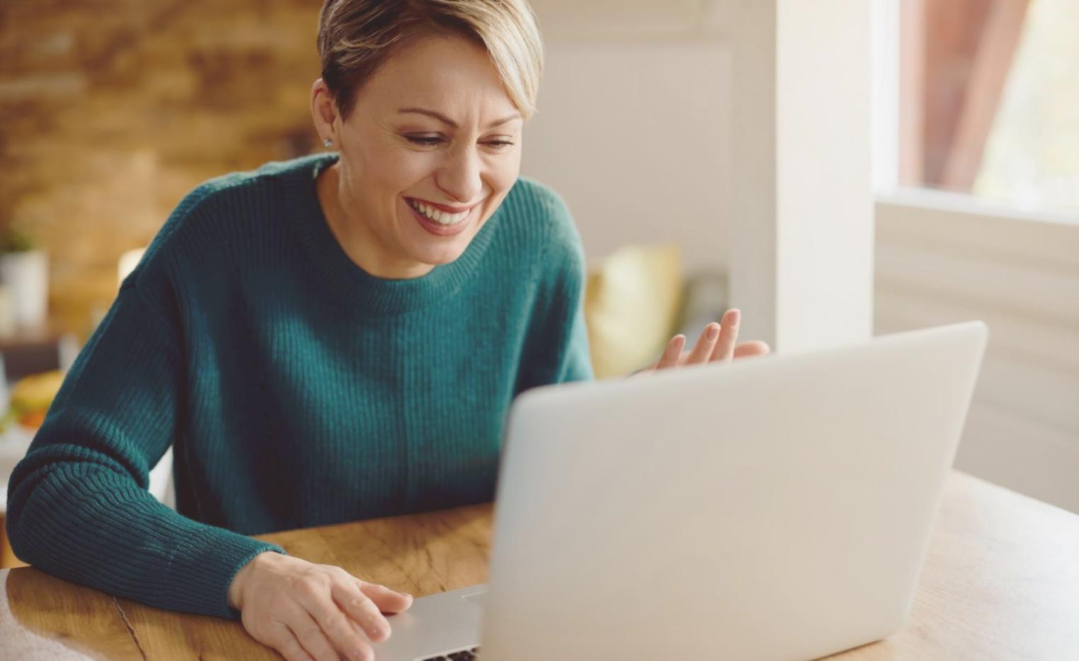 Teilnehmer beim gemeinsamen Arbeiten an Startup-Projekten